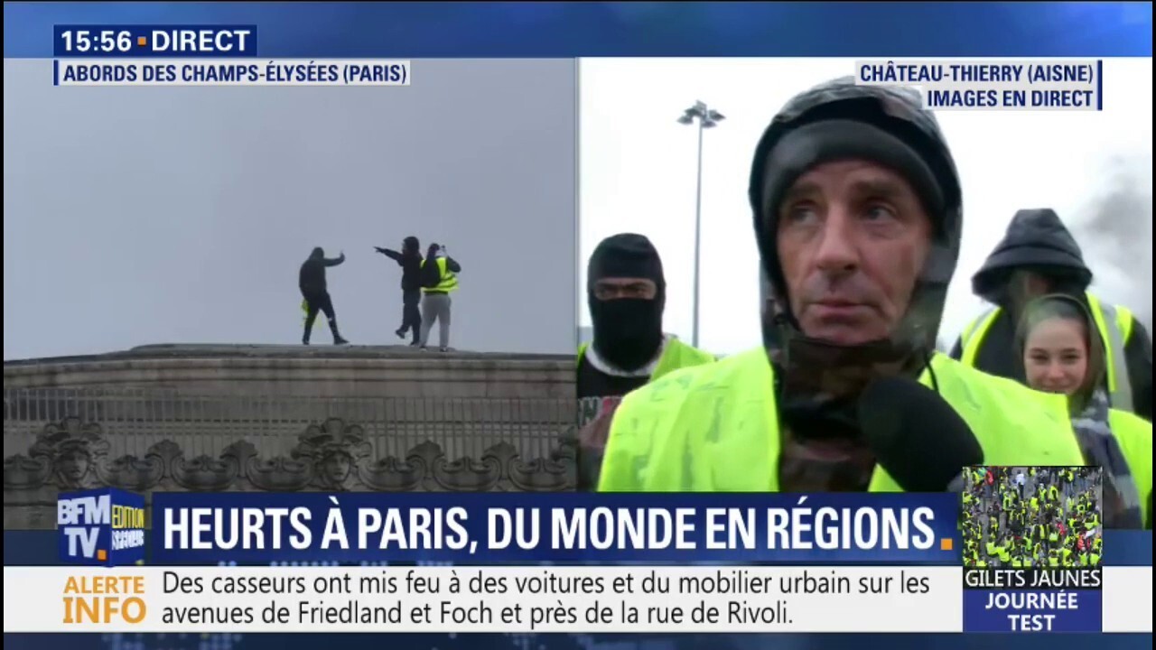 Gilets Jaunes Des Individus Sont Parvenus à Monter Tout En Haut De Larc De Triomphe