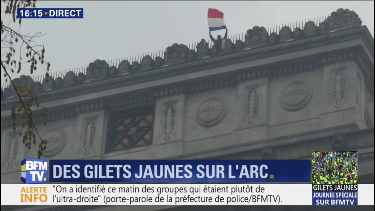 Gilets Jaunes Des Manifestants Au Sommet De Larc De Triomphe Un Drapeau Français Déployé