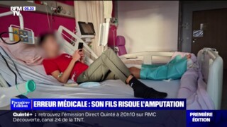 Jeune Fille Fitness Portant Un Bandeau Regardant La Caméra Surpris En  Faisant Un Geste De Temps Mort Avec Les Mains Debout Sur Fond Bleu