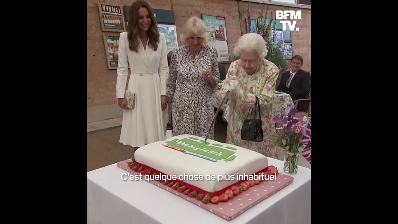 En Marge Du G7 Elizabeth Ii Coupe Un Enorme Gateau A L Aide D Une Epee