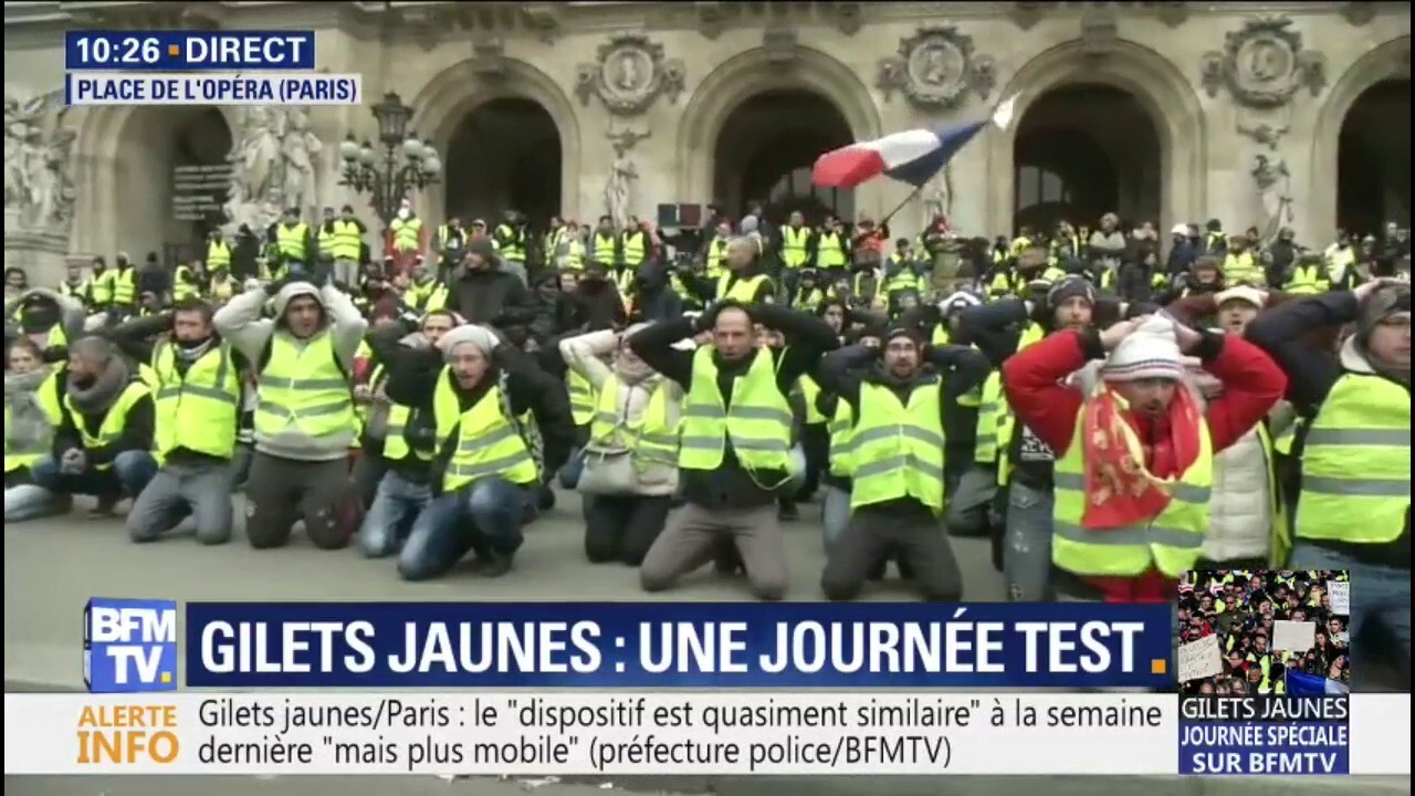 à Paris Les Gilets Jaunes à Genoux Mains Derrière La Tête En Soutien Aux Lycéens De Mantes La Jolie