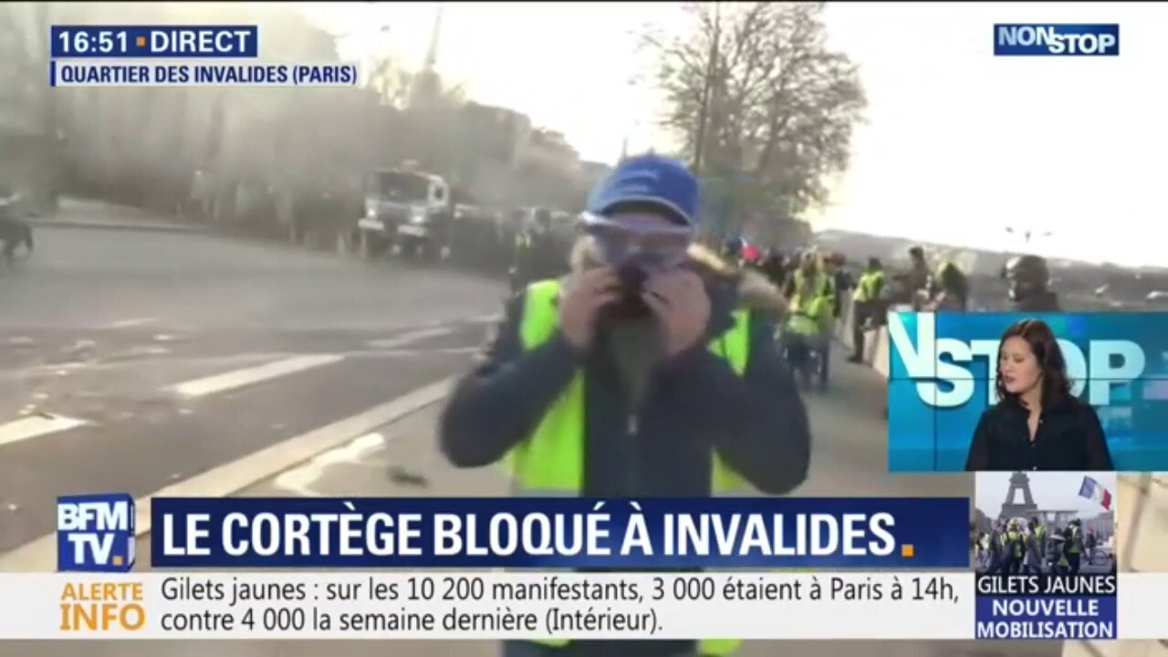 Gilets Jaunes échanges De Projectiles Et De Gaz Lacrymogènes Entre Manifestants Et Forces De Lordre Aux Invalides à Paris