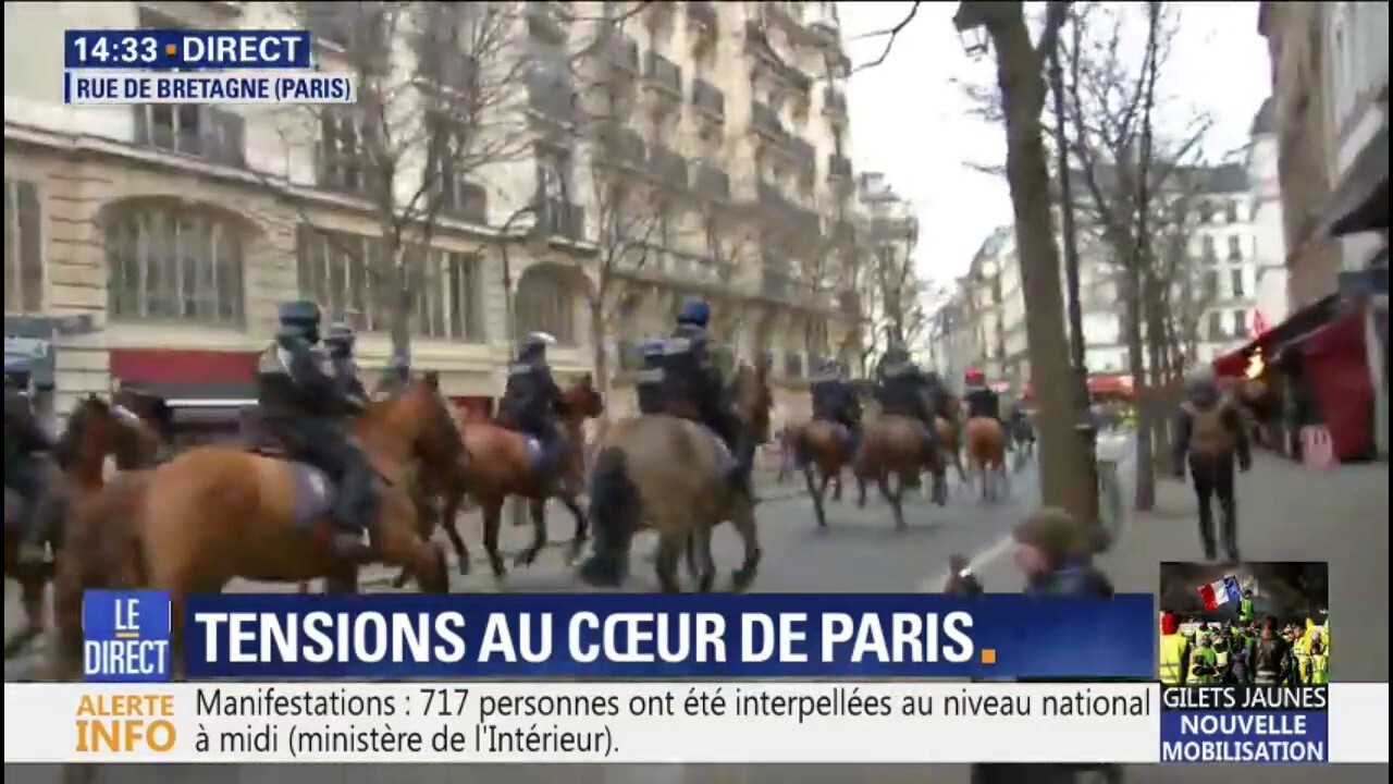 Lunité équestre Des Forces De Lordre Charge Dans Le Iiie Arrondissement De Paris